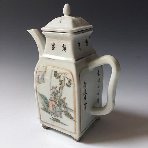 A CHINESE ANTIQUE FAMILLE ROSE PORCELAIN TEAPOT