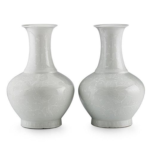 PAIR OF CHINESE PORCELAIN LOBED VASES