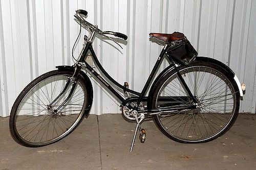 A pair of Raleigh 30"  20 - 30 tubing, his and her three speed bikes in near mint condition with original seat and rear fende