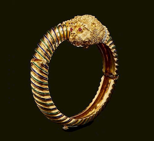 18k Yellow gold double lion head bangle bracelet.