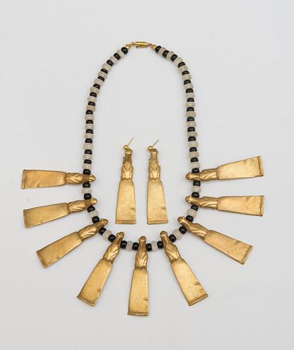 GILT-METAL AND BEADED NECKLACE WITH FROG PENDANTS AND A PAIR OF MATCHING GILT-METAL FROG-FORM EARRINGS