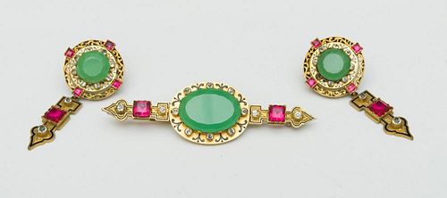 PAIR OF GILT-METAL, CHRYSOPHASE AND SIMULATED STONE EARRINGS AND A MATCHING BROOCH