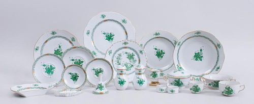 EXTENSIVE HEREND PORCELAIN DINNER SERVICE, IN THE GREEN CHINESE BOUQUET-GREEN PATTERN
