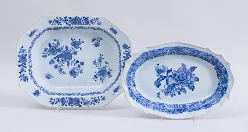 CHINESE EXPORT BLUE AND WHITE PORCELAIN CHAMFERED RECTANGULAR DEEP DISH AND A CHINESE EXPORT BLUE AND WHITE PORCELAIN OBLONG 