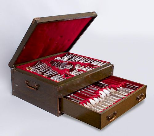 TIFFANY & CO. 377-PIECE CANTEEN OF MONOGRAMMED SILVER FLATWARE, IN THE 'WAVE OVER' PATTERN