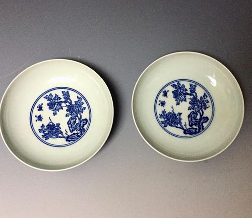 A PAIR OF CHINESE ANTIQUE BLUE AND WHITE PLATES , YONGZHEN MARKED.