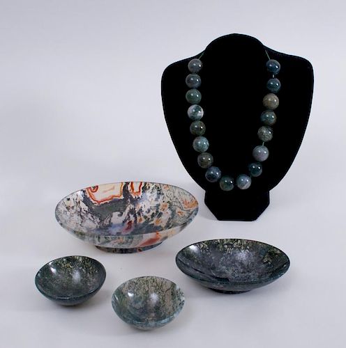 FOUR SEAWEED AGATE DISHES AND A SEVENTEEN-BEAD NECKLACE