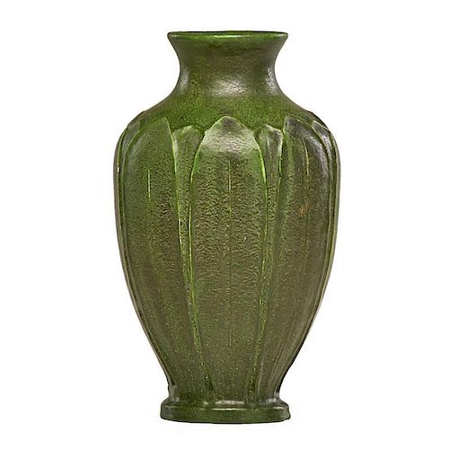 GRUEBY Fine vase with leaves