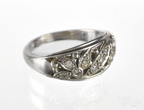 18K white gold and diamond ring