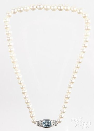 Graduated pearl necklace