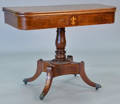 Federal mahogany game table having banded inlaid top, frieze with fleur di lis inlay on turned shaft with base set on four do