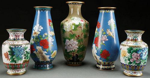 A FIVE PIECE GROUP OF CHINESE CLOISONNÉ ENAMELED
