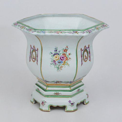 MOTTAHEDEH CHINESE EXPORT STYLE ARMORIAL PORCELAIN JARDINIÈRE AND STAND