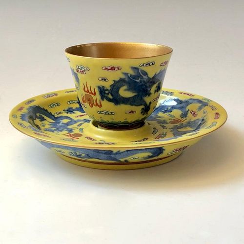 A BEAUTIFUL SET OF CHINESE ANTIQUE FAMILLE ROSE YELLOW GROUD CUP AND SAUCER, MARKED QIANLONG