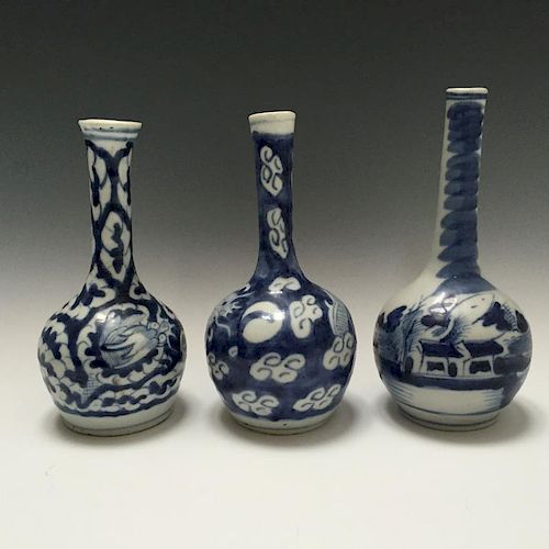 THREE OF CHINESE ANTIQUE BLUE AND WHITE PORCELAIN BOTTLE VASES,18C.