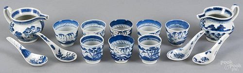 Fourteen pieces of Chinese blue and white export porcelain.
