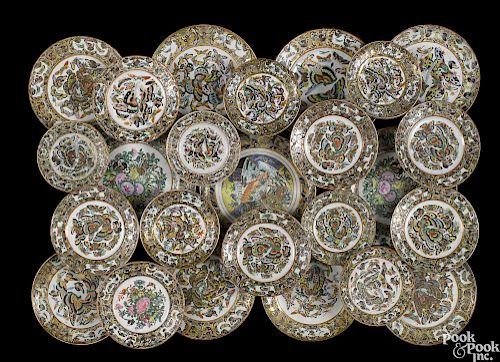 Twenty-five Chinese export porcelain plates