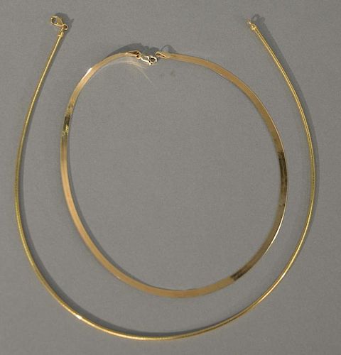 Two gold necklaces, one flat and one round. 20.5 grams