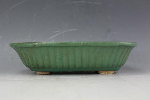 A Green underglazed Narcissus plate rounded corner from