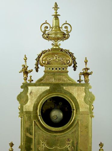 Monumental gilt bronze clock with claw feet, Griffins,