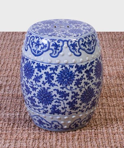CHINESE BLUE AND WHITE PORCELAIN BARREL-FORM GARDEN SEAT