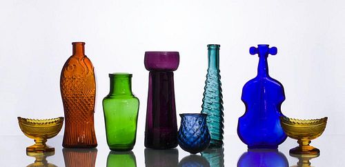 GROUP OF EIGHT COLORED GLASS TABLE ARTICLES