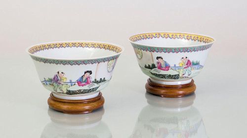 PAIR OF CHINESE FAMILLE ROSE ENAMELED PORCELAIN BOWLS