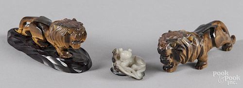 Jade cat group, together with a pair of lions