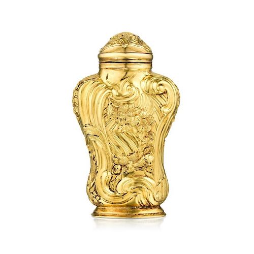 A Gold Snuff Bottle with Spoon