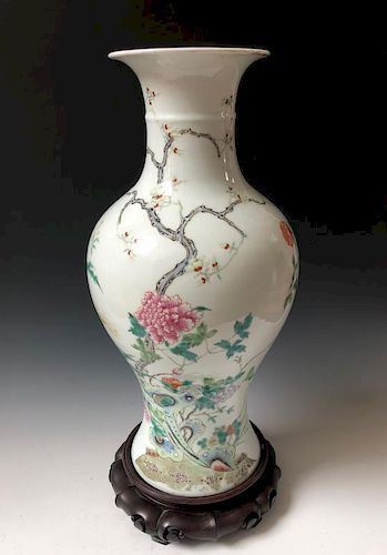 A BEAUTIFUL CHINESE ANTIQUE FAMILLE ROSE VASE.19C