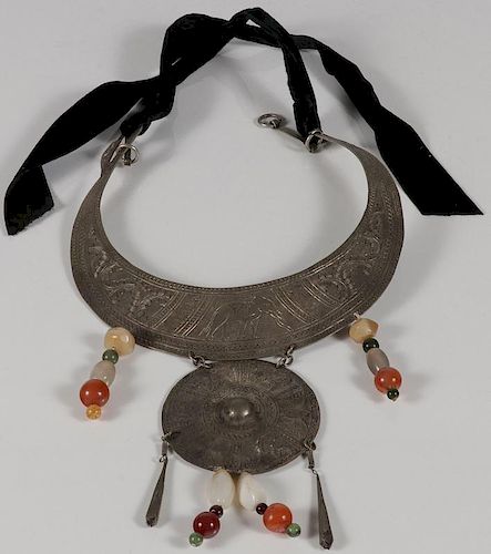A NORTH AFRICAN ENGRAVED METAL AND AGATE NECKLACE