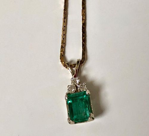 A FINE 14K GOLD DIAMOND AND EMERALD NECKLACE