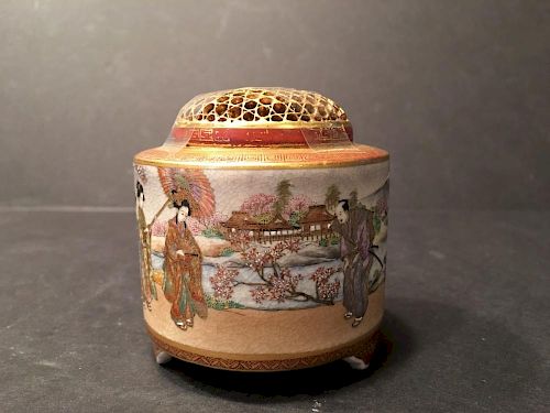 ANTIQUE Japanese Satsuma Cricket Covered Jar, Meiji period