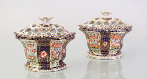 PAIR OF CHAMBERLAIN'S WORCESTER PORCELAIN BULB POTS AND COVERS, IN THE "QUEEN'S" PATTERN