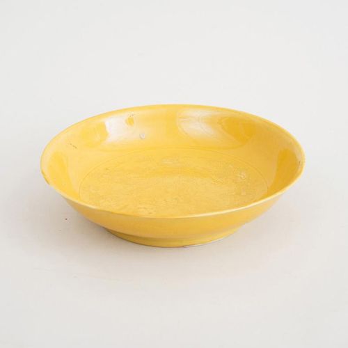 CHIEN-LUNG INCISED YELLOW-GLAZED PORCELAIN FOOTED DISH