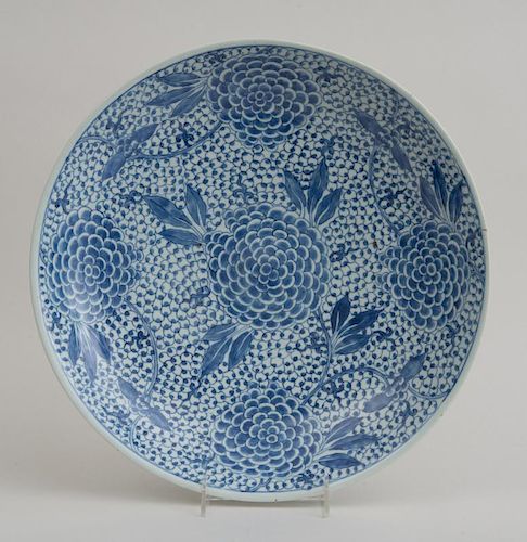 CHINESE BLUE AND WHITE PORCELAIN FOOTED 'PEONY' CHARGER