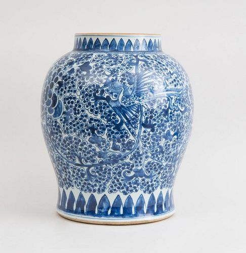 CHINESE BLUE AND WHITE PORCELAIN BALUSTER-FORM LARGE JAR