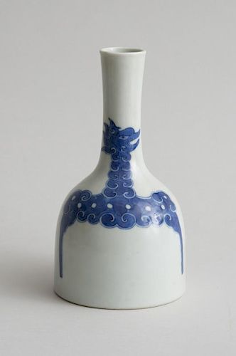 CHINESE BLUE AND WHITE MALLET FORM PORCELAIN VASE