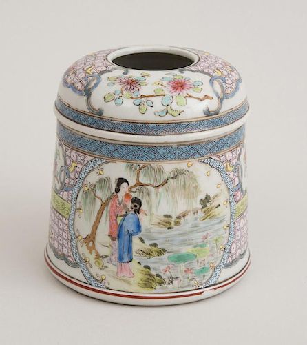 CHINESE FAMILLE ROSE PORCELAIN HAIR RECEIVER AND COVER