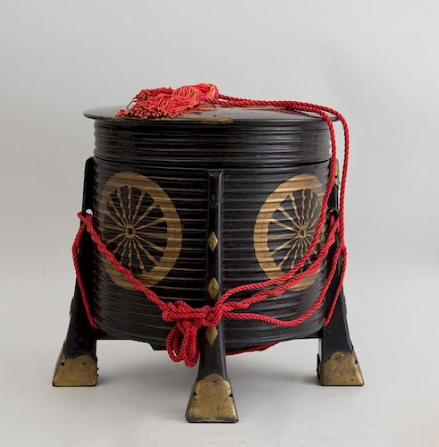 JAPANESE BRASS-MOUNTED BLACK LACQUER PAPIER MACHÉ DRUM-FORM BOX AND COVER