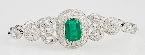 14K White Gold Vintage Style Link Bracelet, with a central oval link mounted with a 5.08 carats emerald atop a pierced concen