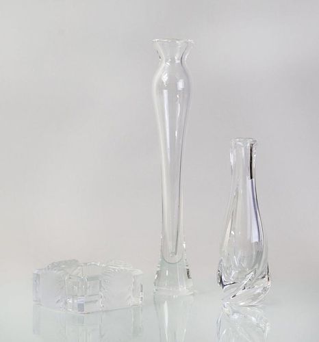 STUEBEN GLASS BUD VASE, A BACCARAT GLASS BUD VASE AND A LALIQUE GLASS ASHTRAY