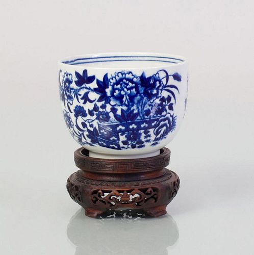 CAUGHLEY BLUE AND WHITE PORCELAIN CUP