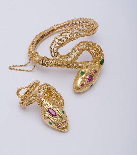 18K YELLOW GOLD SNAKE-FORM BRACELET WITH RUBIES AND EMERALDS AND A MATCHING RING