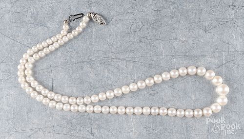 Pearl choker with 14K gold clasp.