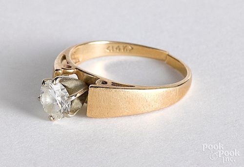 14K yellow gold and diamond ring, 1.7 dwt.