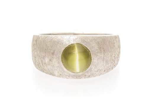* A White Gold and Cat's Eye Chrysoberyl Ring, 9.30 dwts.