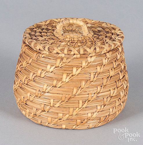 Lidded rye straw basket