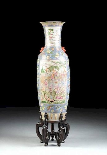 A LARGE CHINESE FAMILLE ROSE VASE, IRON RED SQUARE SEAL MARK, LATE 20TH CENTURY,