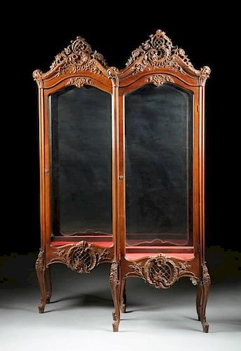 A PAIR OF ROCOCO REVIVAL STYLE CARVED WALNUT VITRINES, 20TH CENTURY,